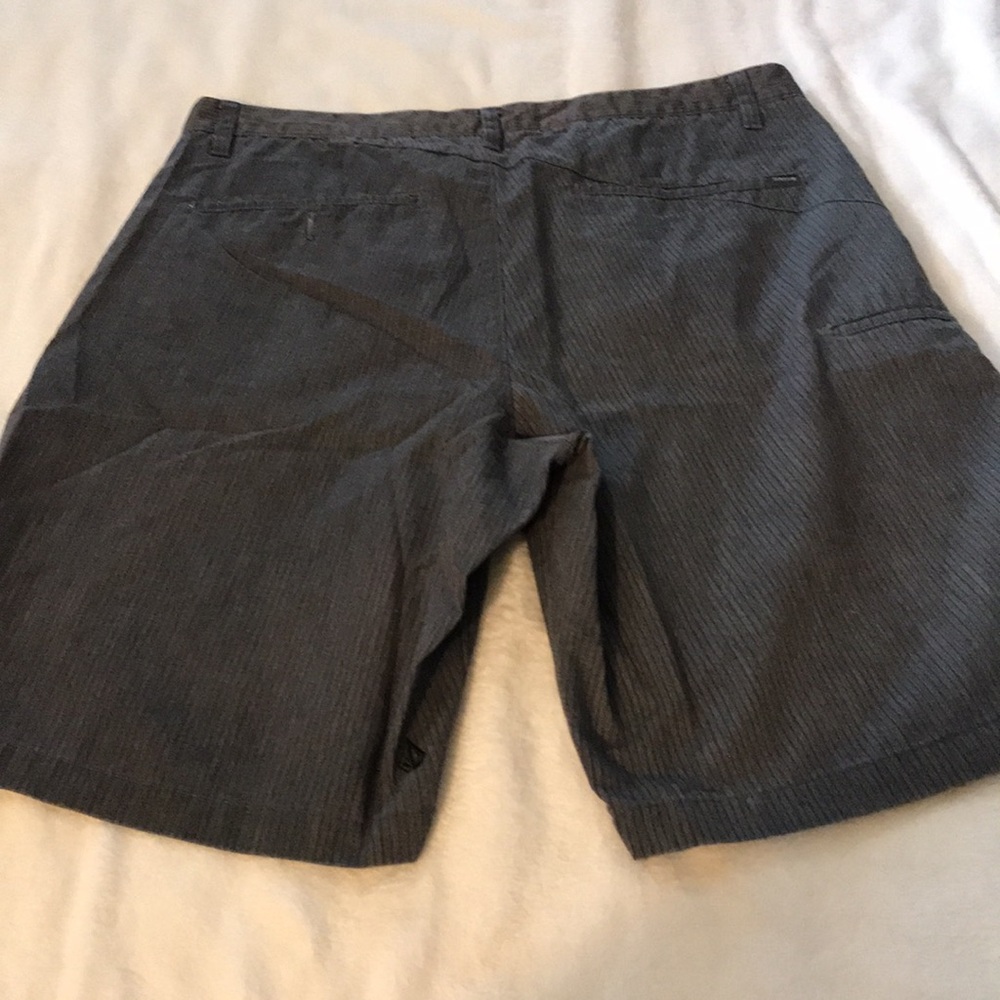 Volcom Corpo Class Pinstripe Casual Shorts Men’s 36 Read - Picture 4 of 6